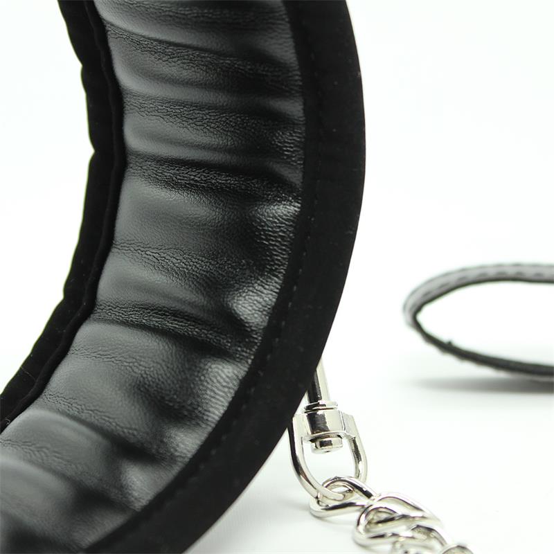 Collar con Correa de Metal e Interior Acolchado Negro